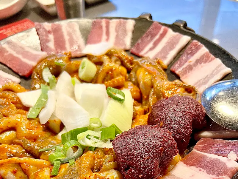 불판 위에서 익어가는 쭈꾸미와 삼겹살의 조화