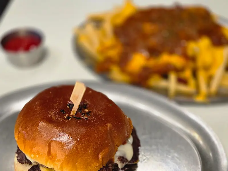 테이블 위에 놓인 햄버거