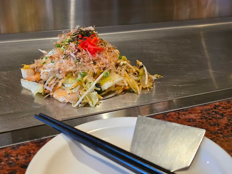 철판 위에 놓인 히로시마 오코노미야끼