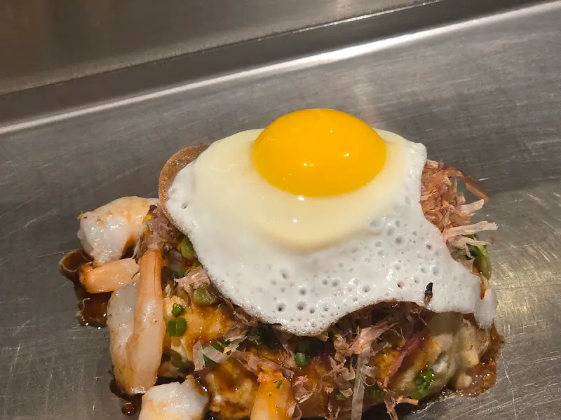 계란 프라이가 올라간 오코노미야끼