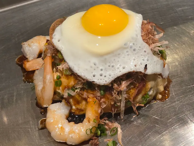 히로시마 오코노미야끼 위에 올려진 계란