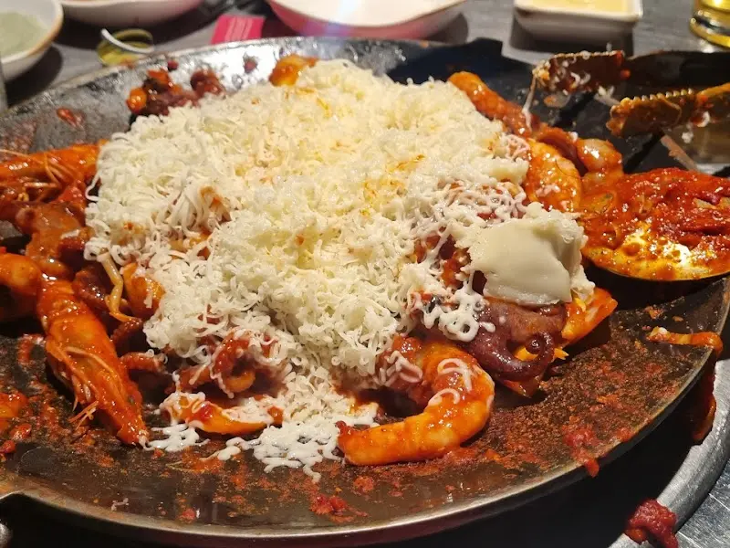 쭈꾸미 볶음 위에 듬뿍 뿌려진 치즈