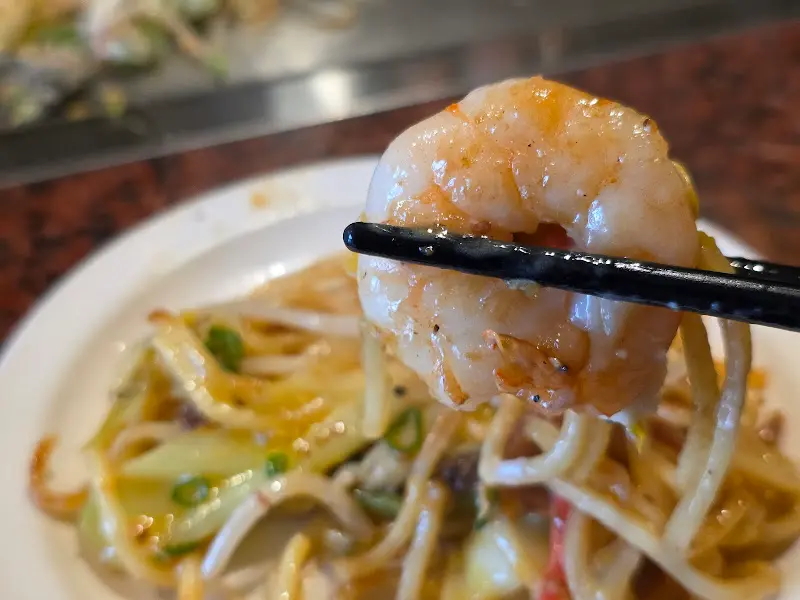 새우 시오 야끼소바 속 통통한 새우