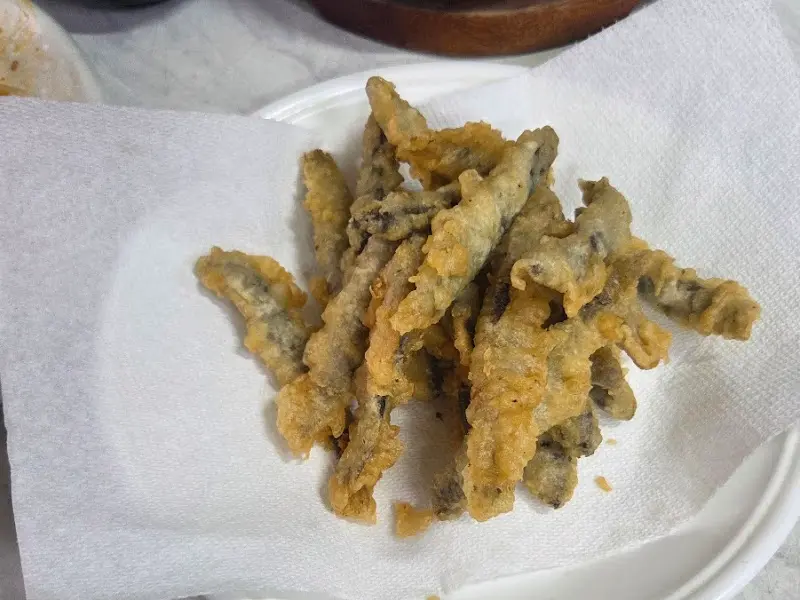 종이 냅킨 위에 놓인 미꾸라지 튀김