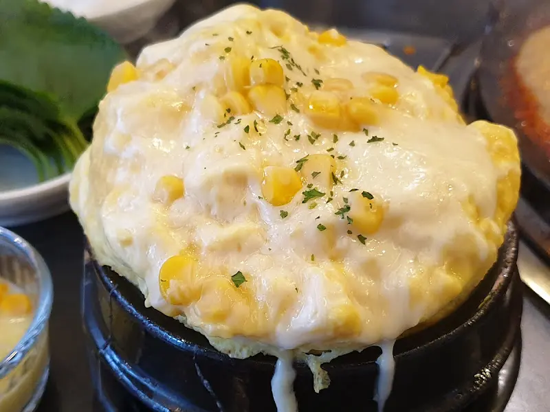 모짜렐라 치즈가 듬뿍 올려진 치즈 계란찜