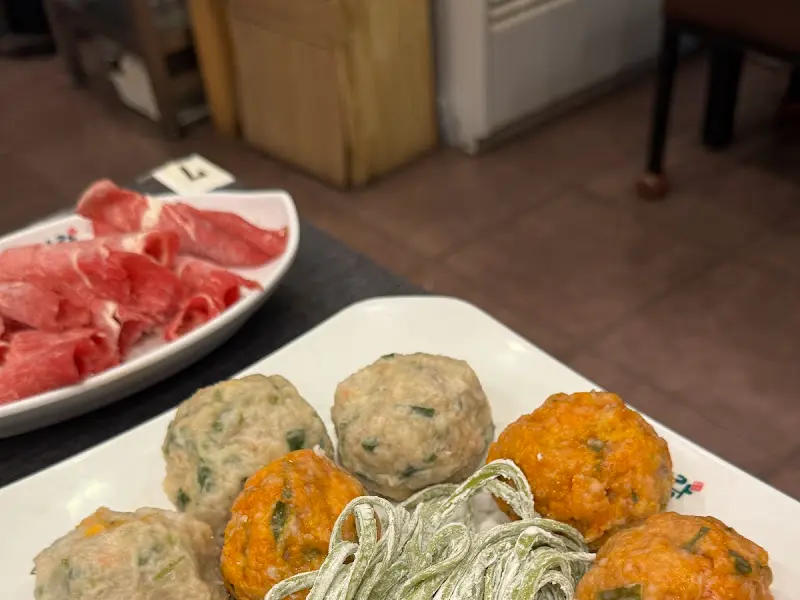 만두, 칼국수, 소고기가 담긴 전골