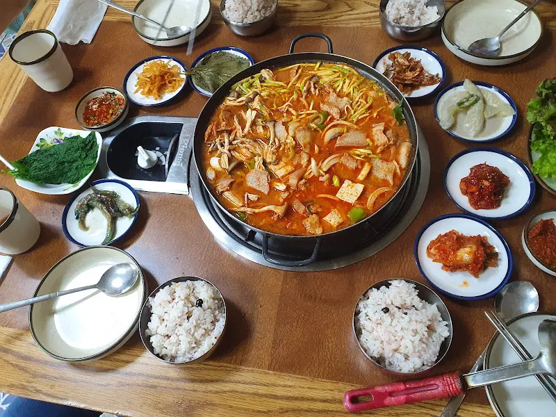 칠보식당의 항정살애호박국과 푸짐한 반찬