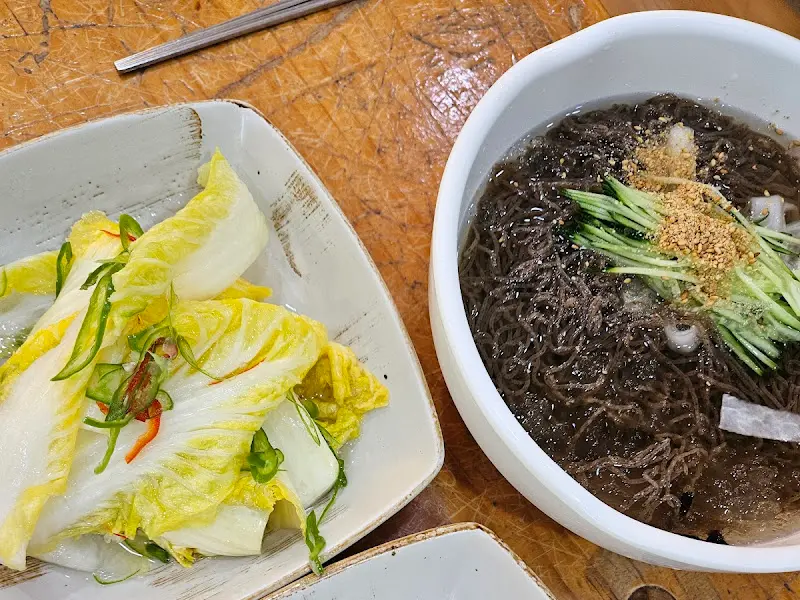 물 막국수와 백김치의 조화