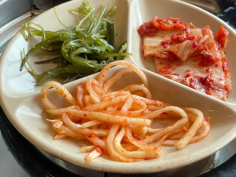 3가지 반찬이 담긴 접시