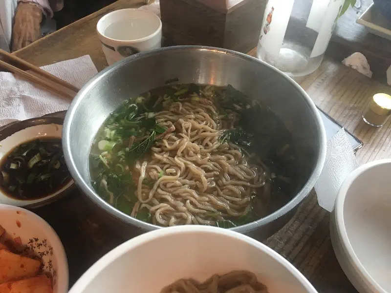 정갈하게 담겨 나온 따뜻한 온소바 한 그릇