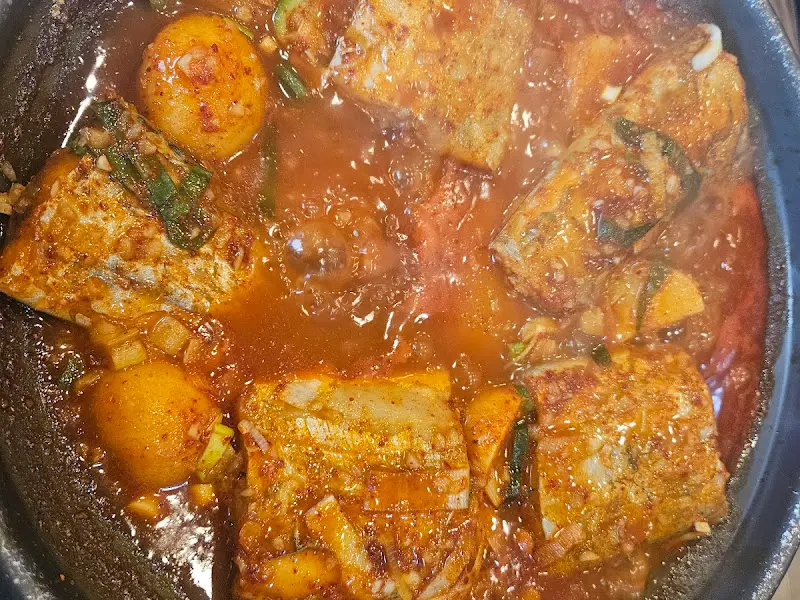 갈치조림 냄비의 윗모습 클로즈업