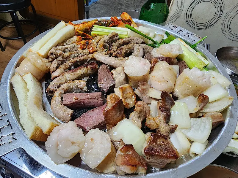 곱창 모듬과 다양한 곁들임