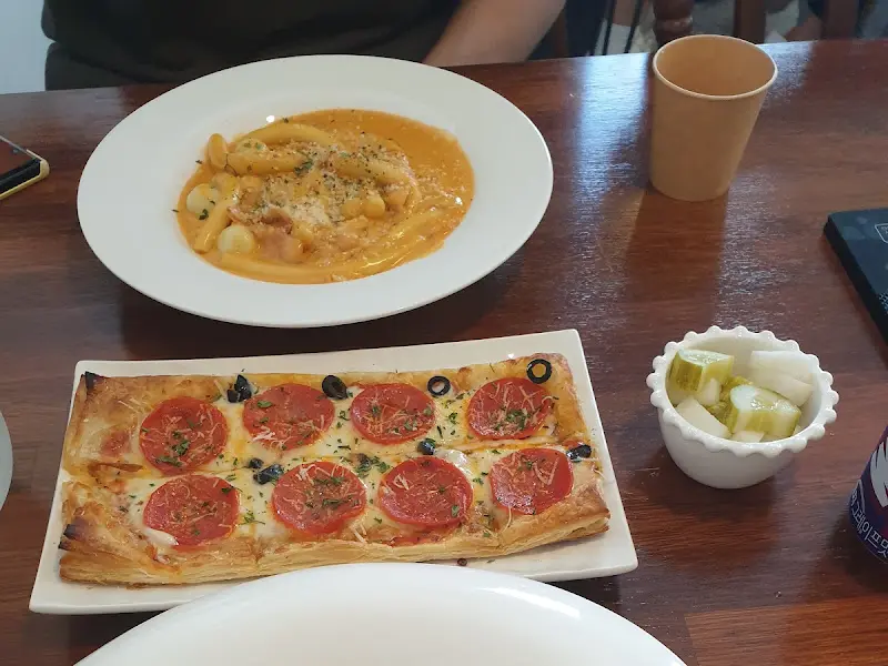 페페로니 피자와 투움바 떡볶이