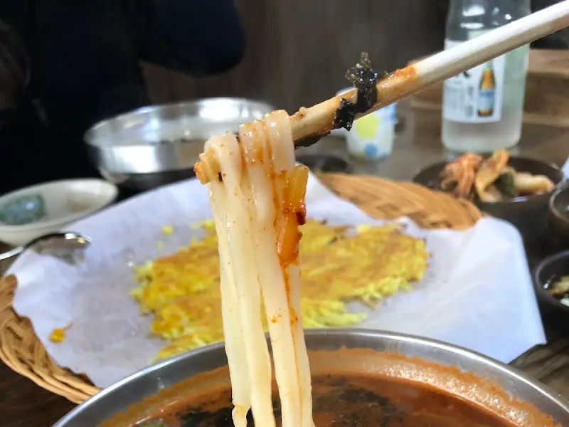 젓가락으로 집어올린 칼국수 면발