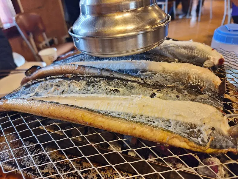 숯불에 올려진 신선한 장어