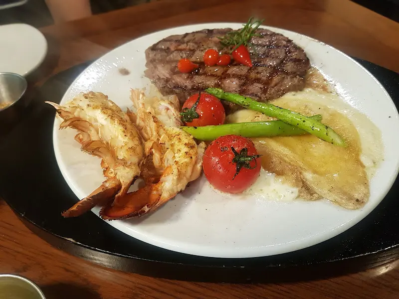 토마호크 스테이크와 гарниром