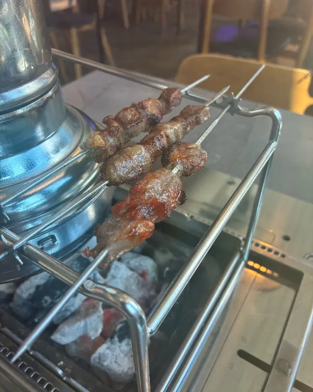 숯불 위에서 익어가는 양꼬치