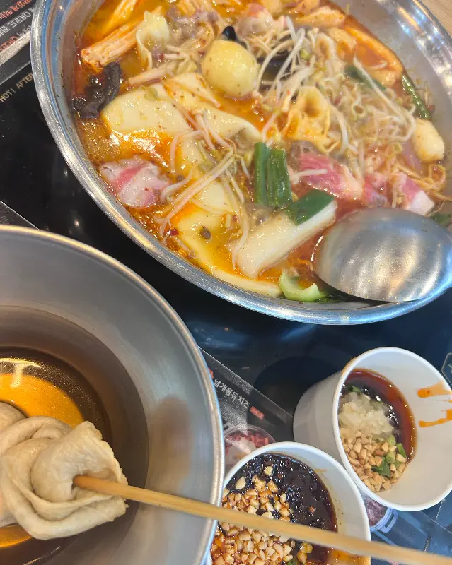 훠궈에 다양한 재료를 넣고 끓인 모습