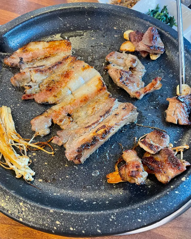 돌판 위에서 익어가는 초벌 돼지갈비