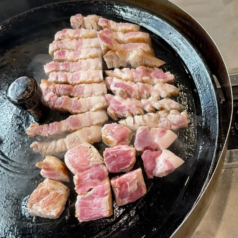 솥뚜껑에 올려진 삼겹살