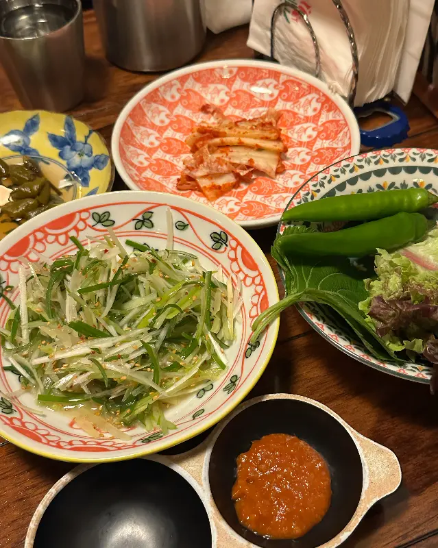 정갈하게 담긴 파채, 깻잎 장아찌, 김치, 그리고 특제 소스