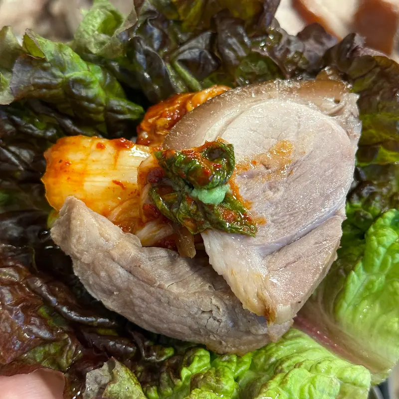 싱싱한 상추에 족발, 김치, 쌈장을 얹어 한 쌈