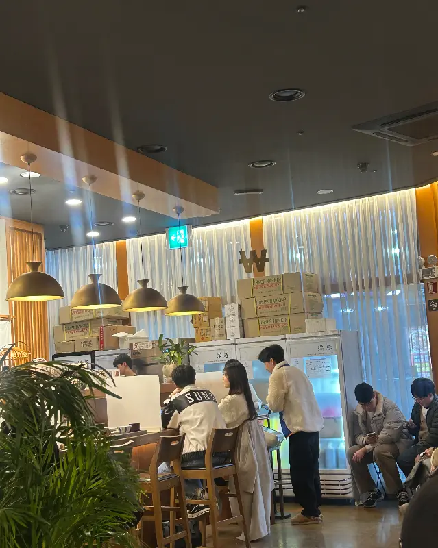 손님들로 북적이는 내부