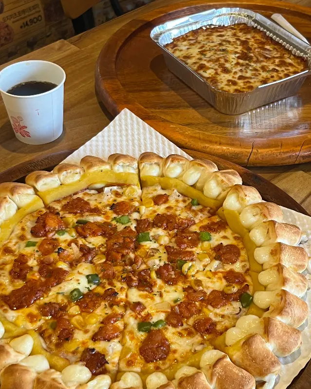 오븐 스파게티와 함께 즐기는 피자