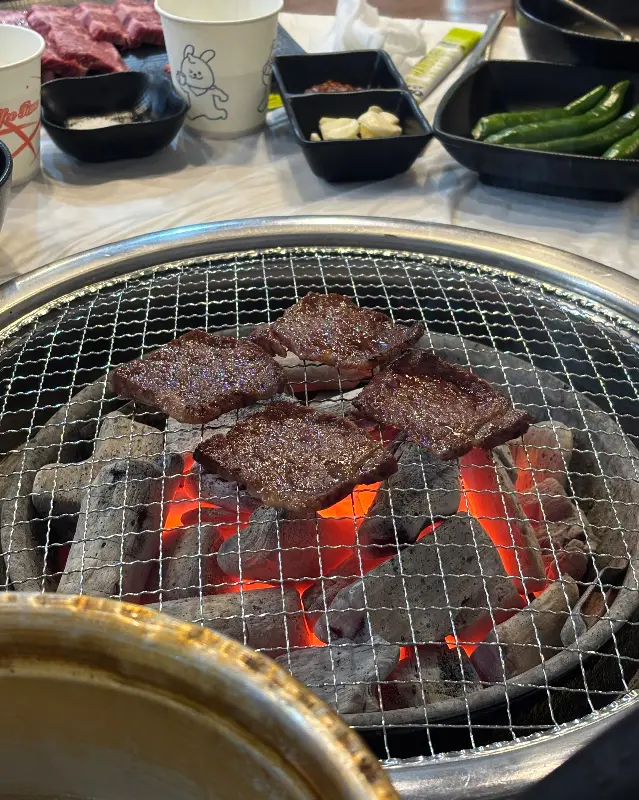 숯불 위에서 익어가는 갈비살