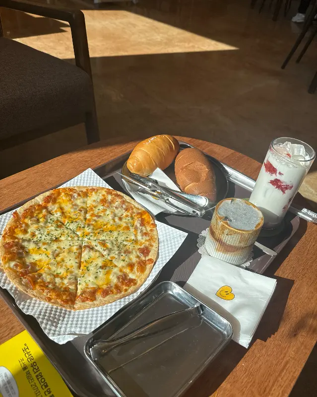 이리옷 카페에서 맛본 피자, 빵, 음료