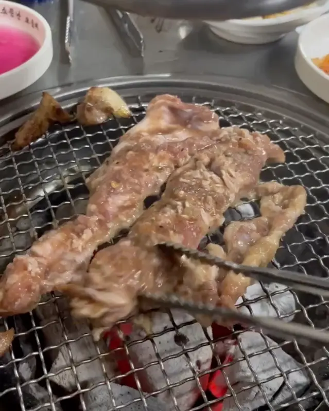 숯불 위에서 익어가는 오돌갈비