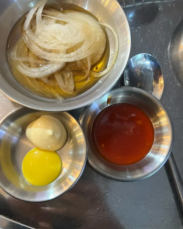 테이블 위에 놓인 다양한 소스