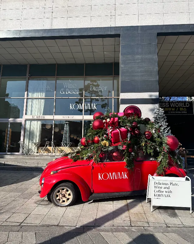 크리스마스 장식으로 꾸며진 붉은색 자동차