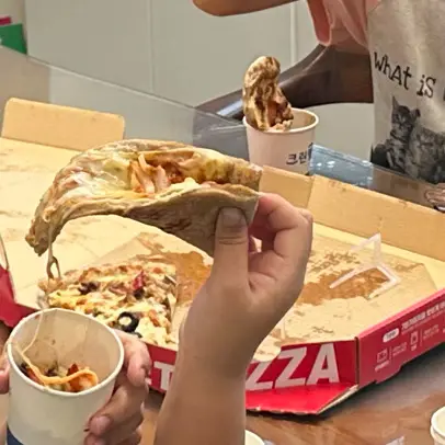 7번가피자의 쫄깃한 도우를 보여주는 사진