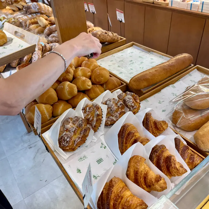 다양한 빵을 고르는 손님들