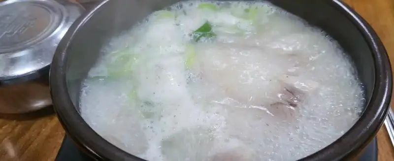 뽀얀 국물이 일품인 뼈해장국