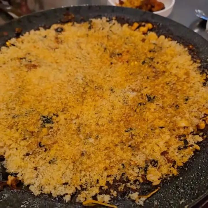 푸짐하게 볶아진 날치알 볶음밥