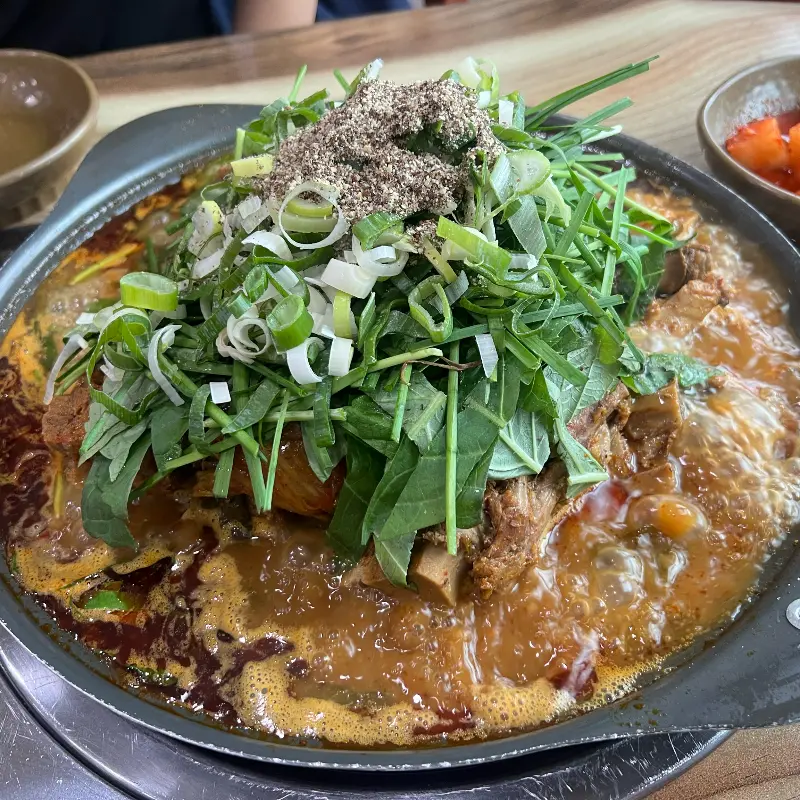 푸짐한 양의 감자탕