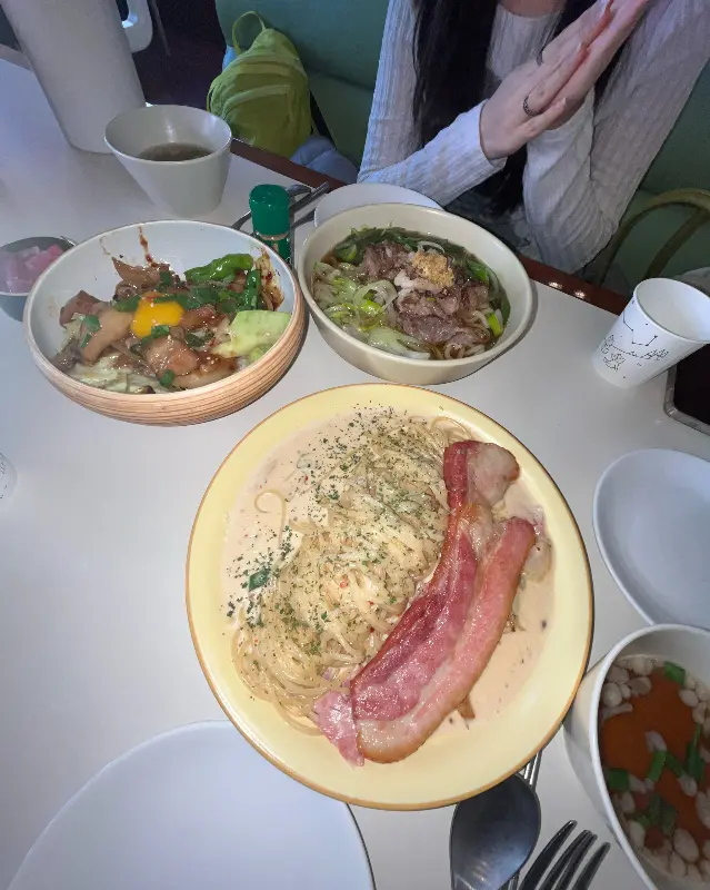 다양한 메뉴가 놓인 테이블