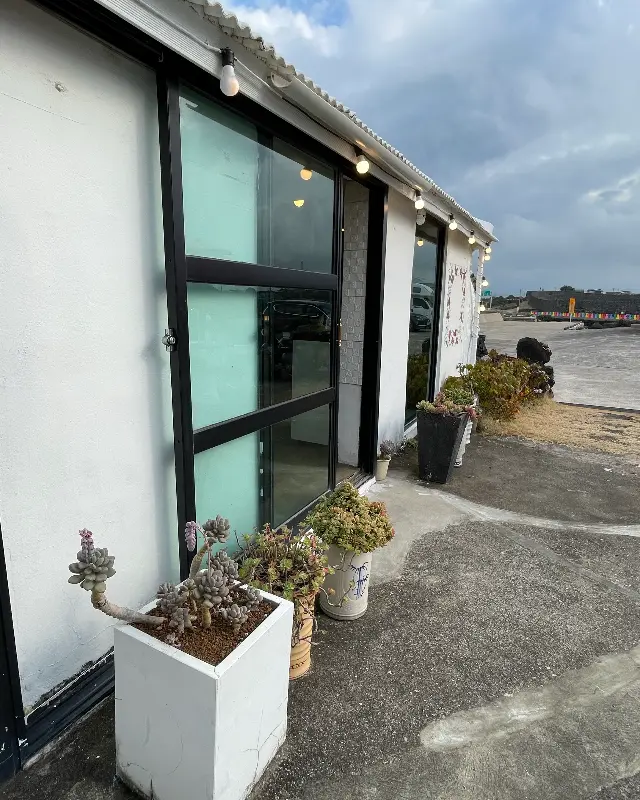 카페 외관과 주변 풍경