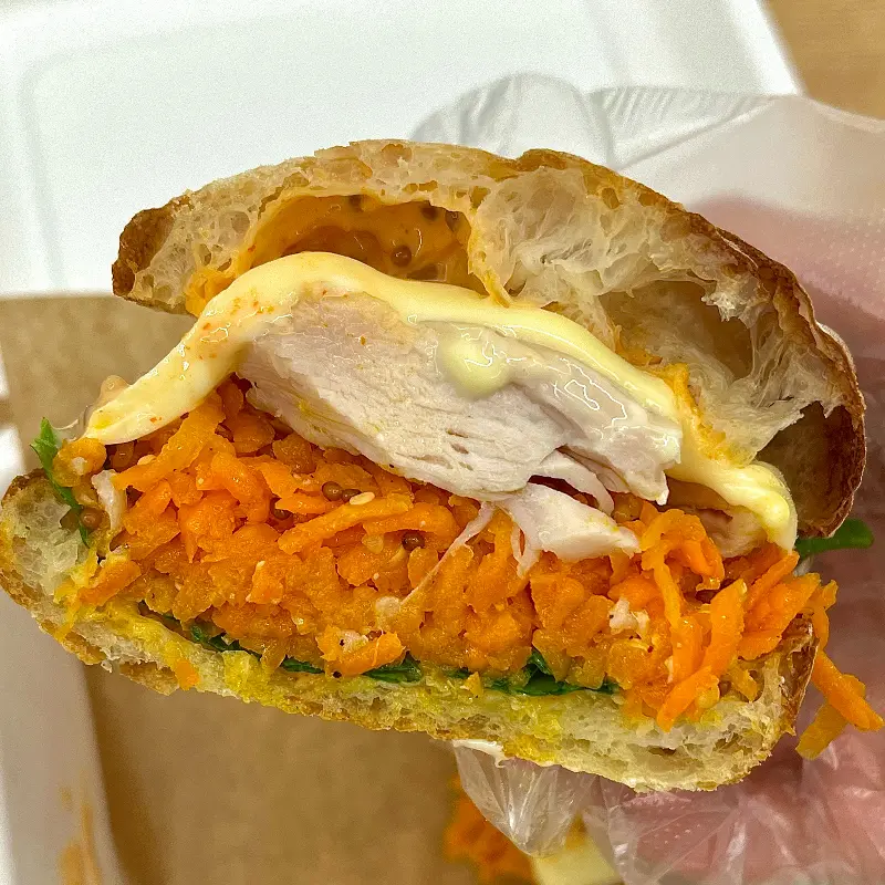 닭가슴살과 당근라페, 치즈가 듬뿍 들어간 샌드위치