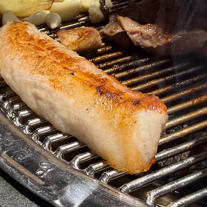 숯불에 구워지는 두툼한 고기