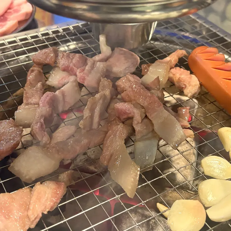 불판 위에서 익어가는 뒷고기