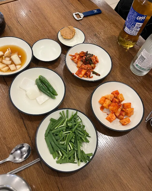 테이블 위에 놓인 순대국밥과 다양한 반찬들