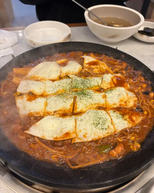 치즈 토핑 볶음밥