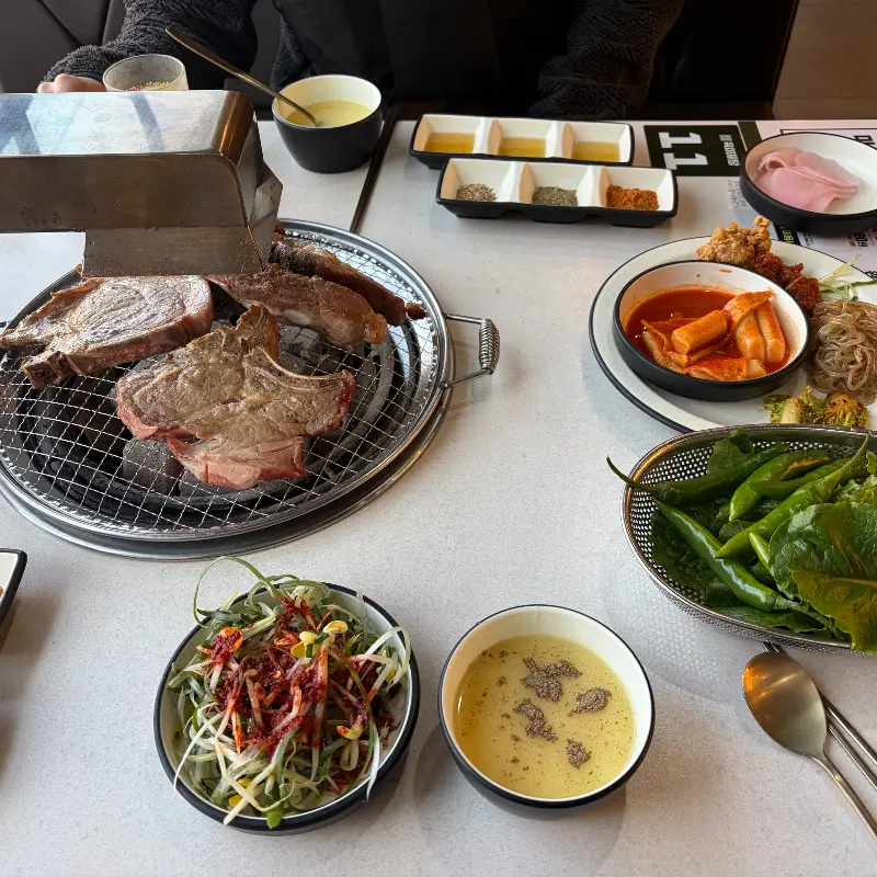 다양한 곁들임 메뉴와 고기