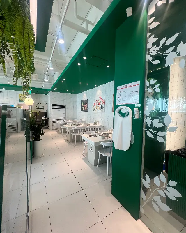 깔끔하고 넓은 매장 내부