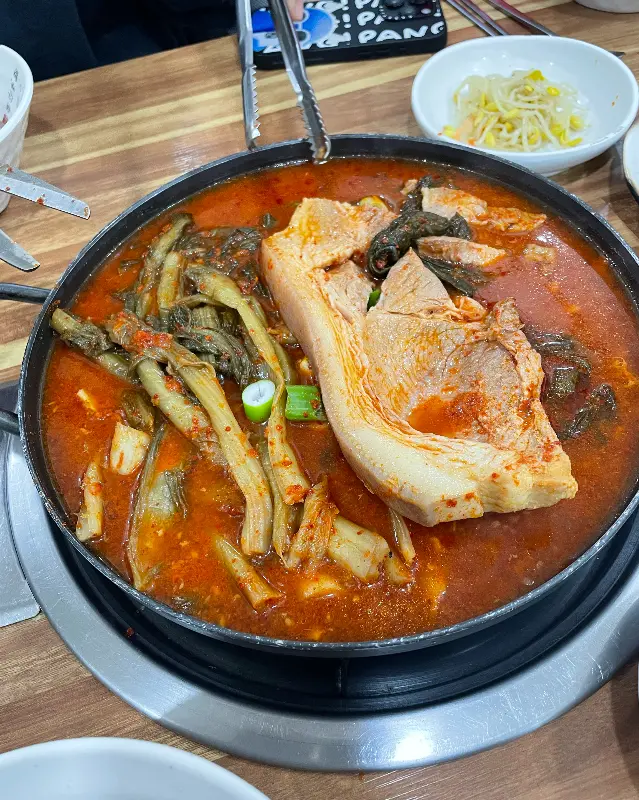 푸짐한 갓돈찌개