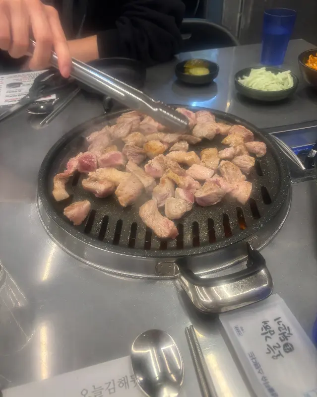 불판 위에서 익어가는 뒷고기