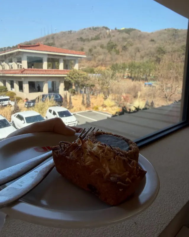 디저트와 산 풍경